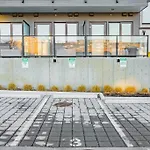 Kelowna Studio Near Restaurants And Grocery