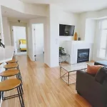 Downtown Waterfront Kelowna Oasis Newly Renovated 2Bed 2Bath