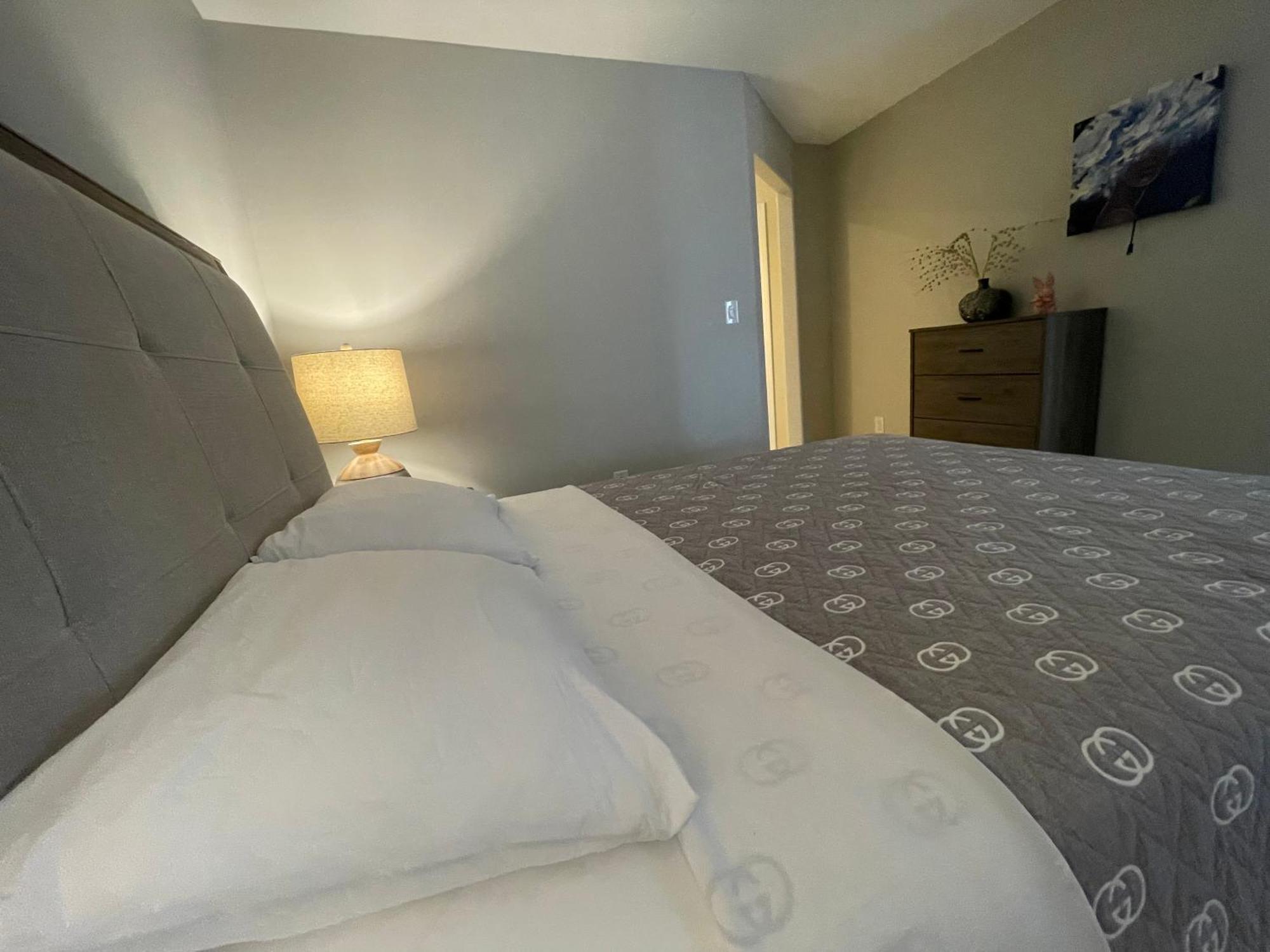 Spacious And Quiet Garden View Villa Kelowna
