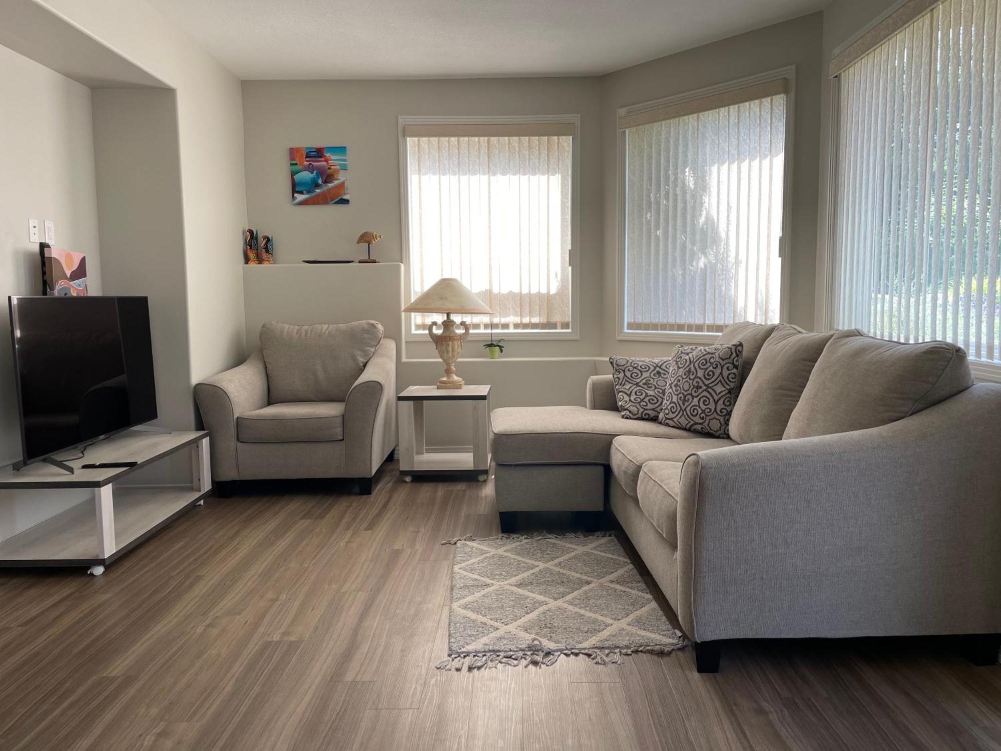 Spacious And Quiet Garden View Villa Kelowna