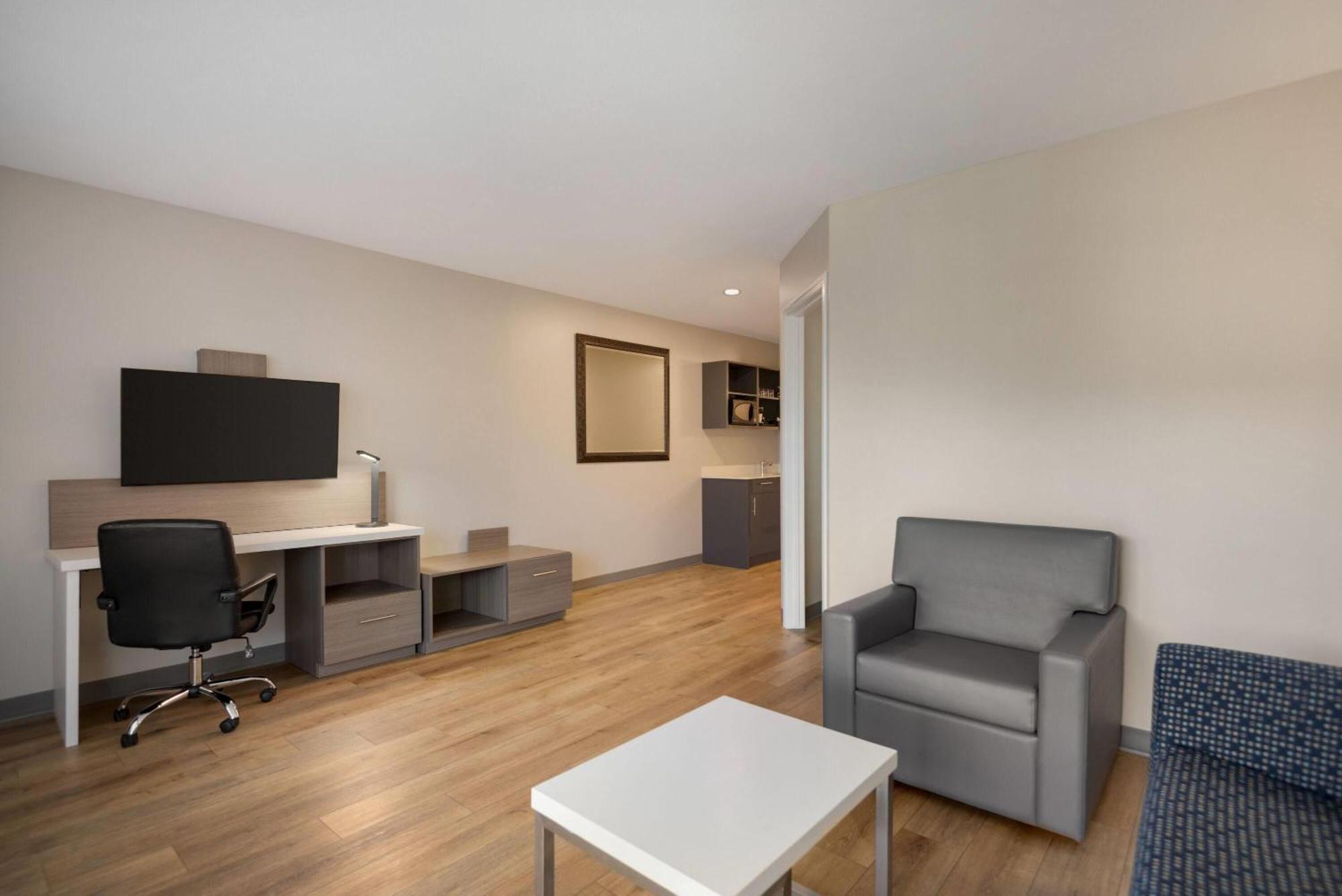Days By Wyndham Hotel Kelowna