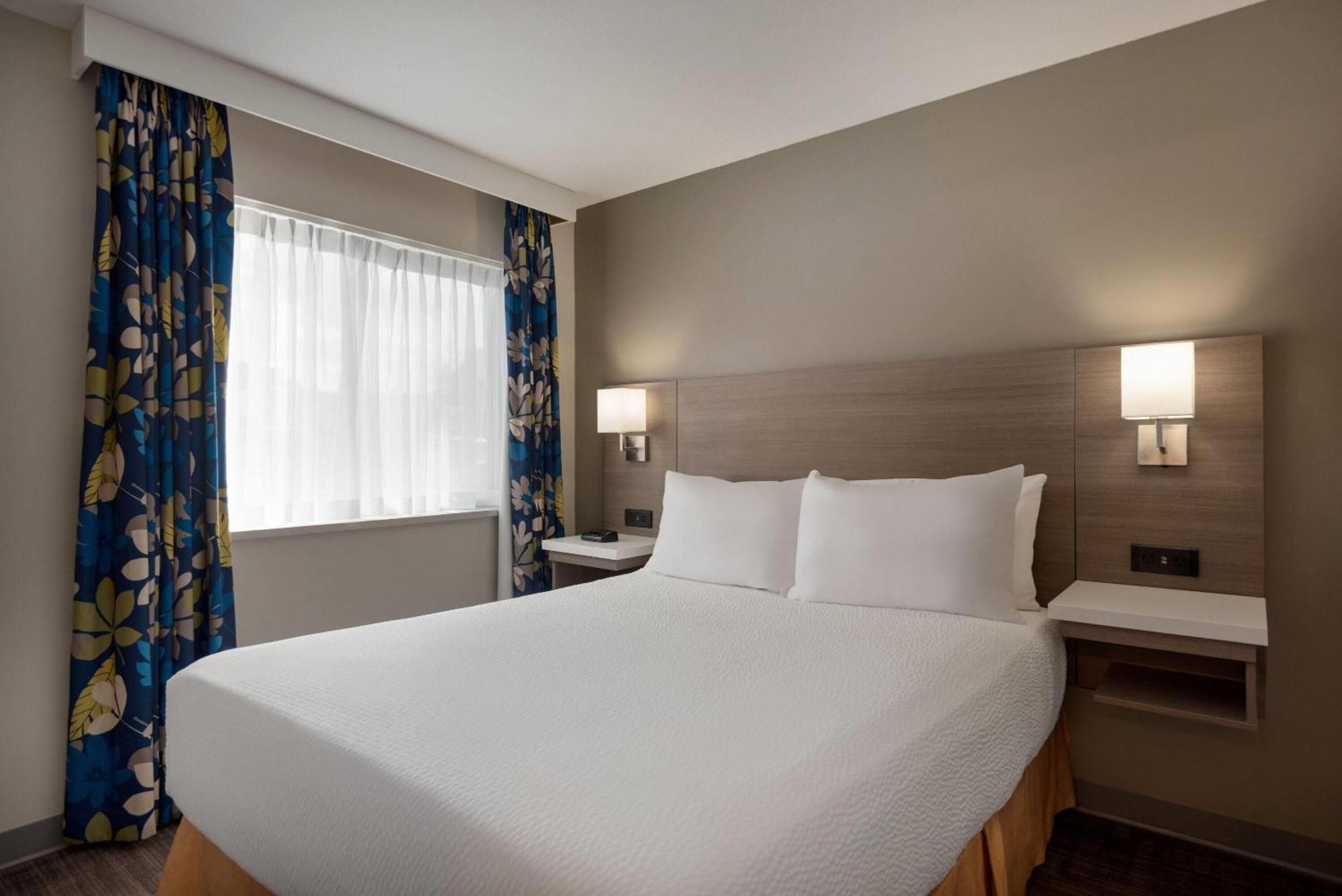 Hotel Days By Wyndham Kelowna