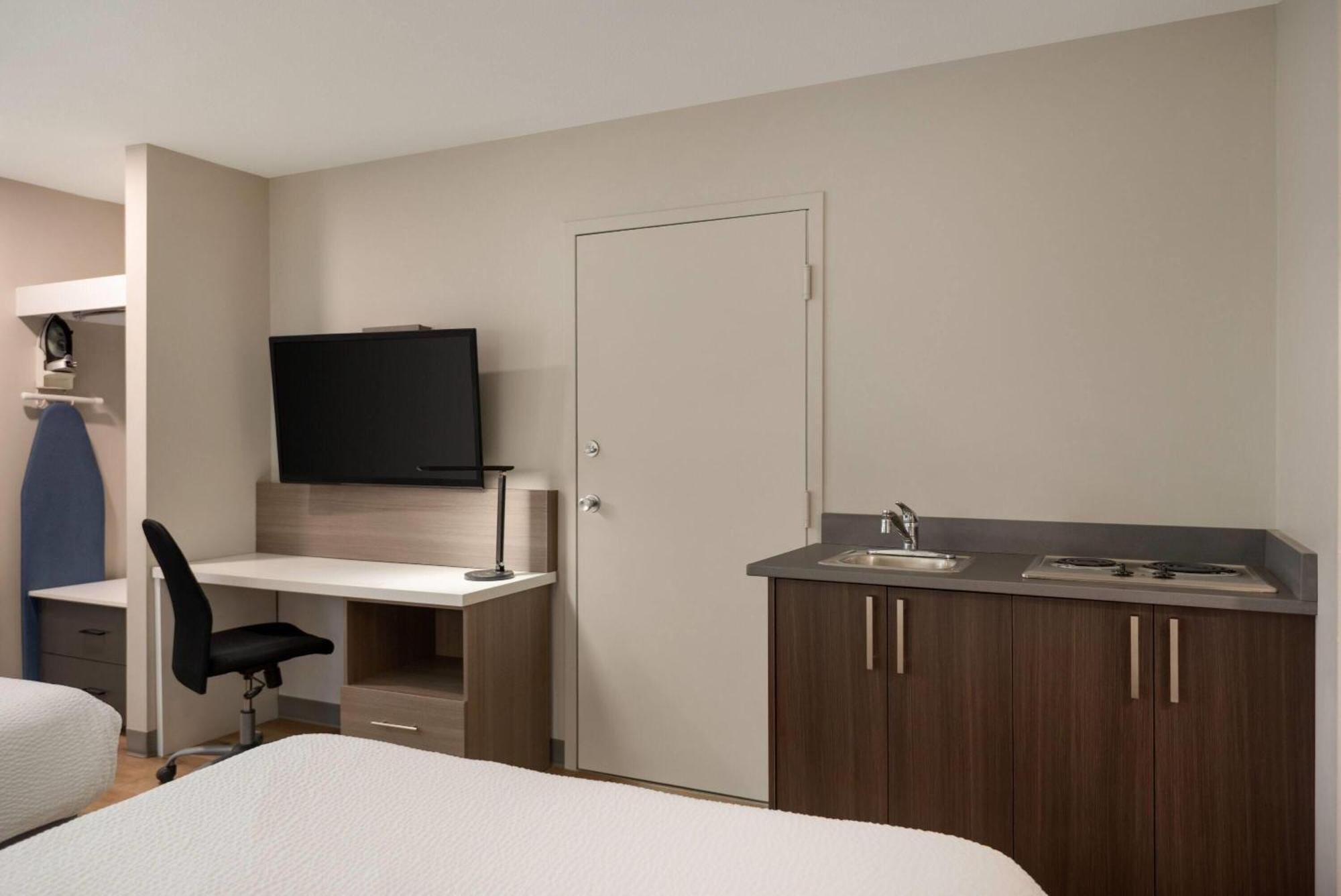 Days By Wyndham Hotel Kelowna