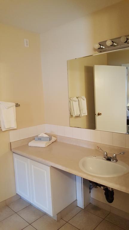 Motel North Pointe And 2*