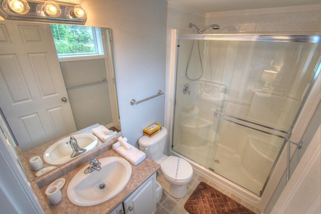 Discovery Bay Resort By Kelowna Resort Acc. - 80+ Suites Available