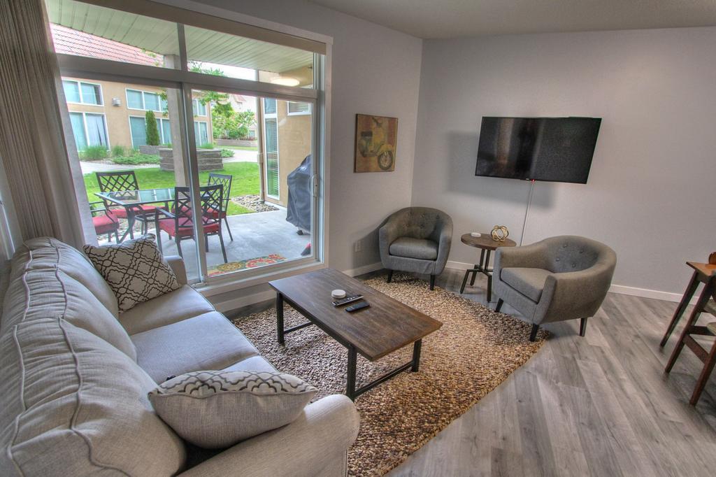 Apartment Discovery Bay Resort By Kelowna Resort Acc. - 80+ Suites Available *