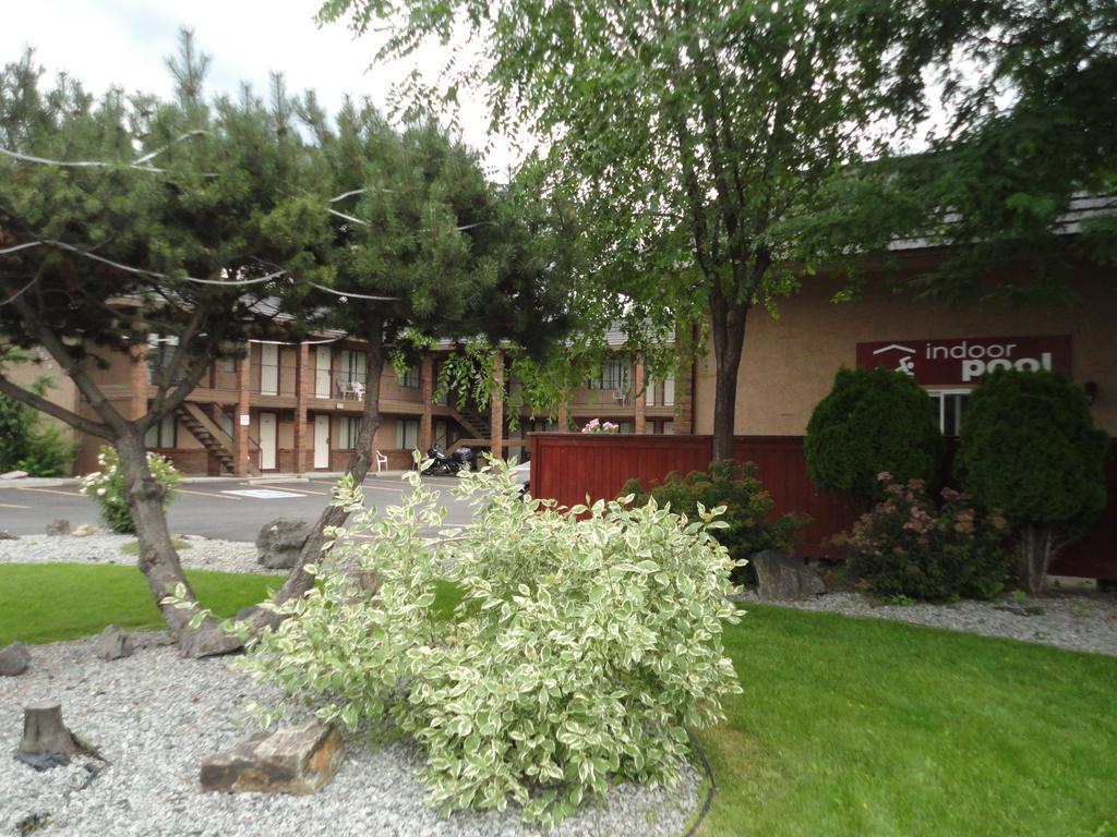 North Pointe And Motel