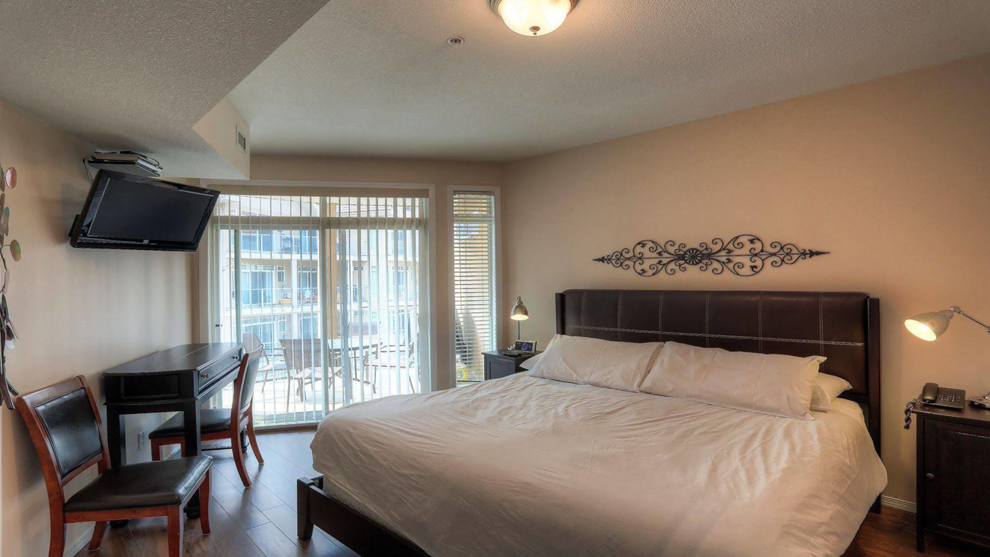 Discovery Bay Resort By Kelowna Resort Acc. - 80+ Suites Available *