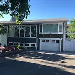 Cheerful Home Close To Downtown Kelowna