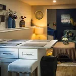 Cheerful Home Close To Downtown Kelowna