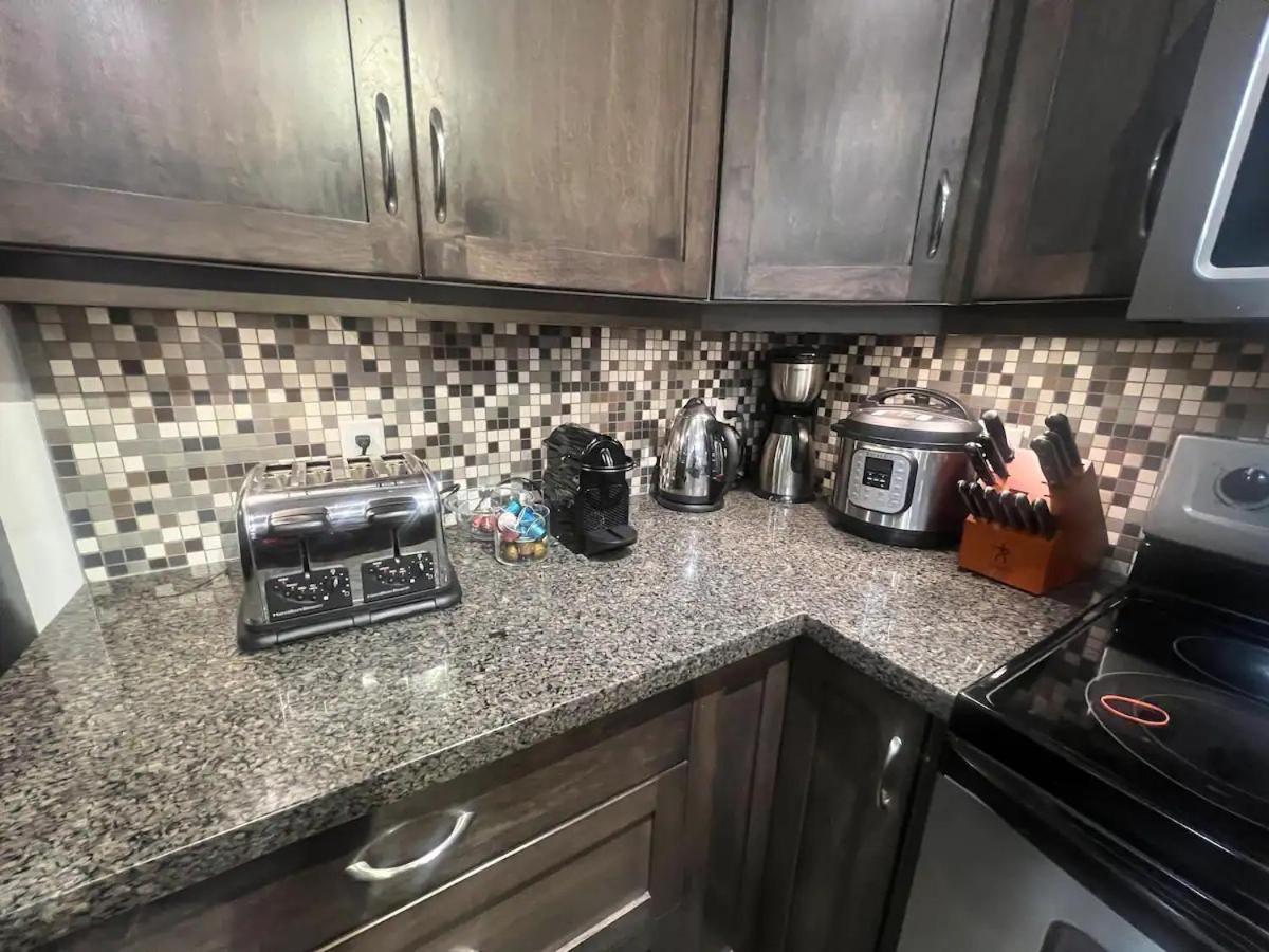 Upgraded Lakeside Dream Vacation Apartment Kelowna