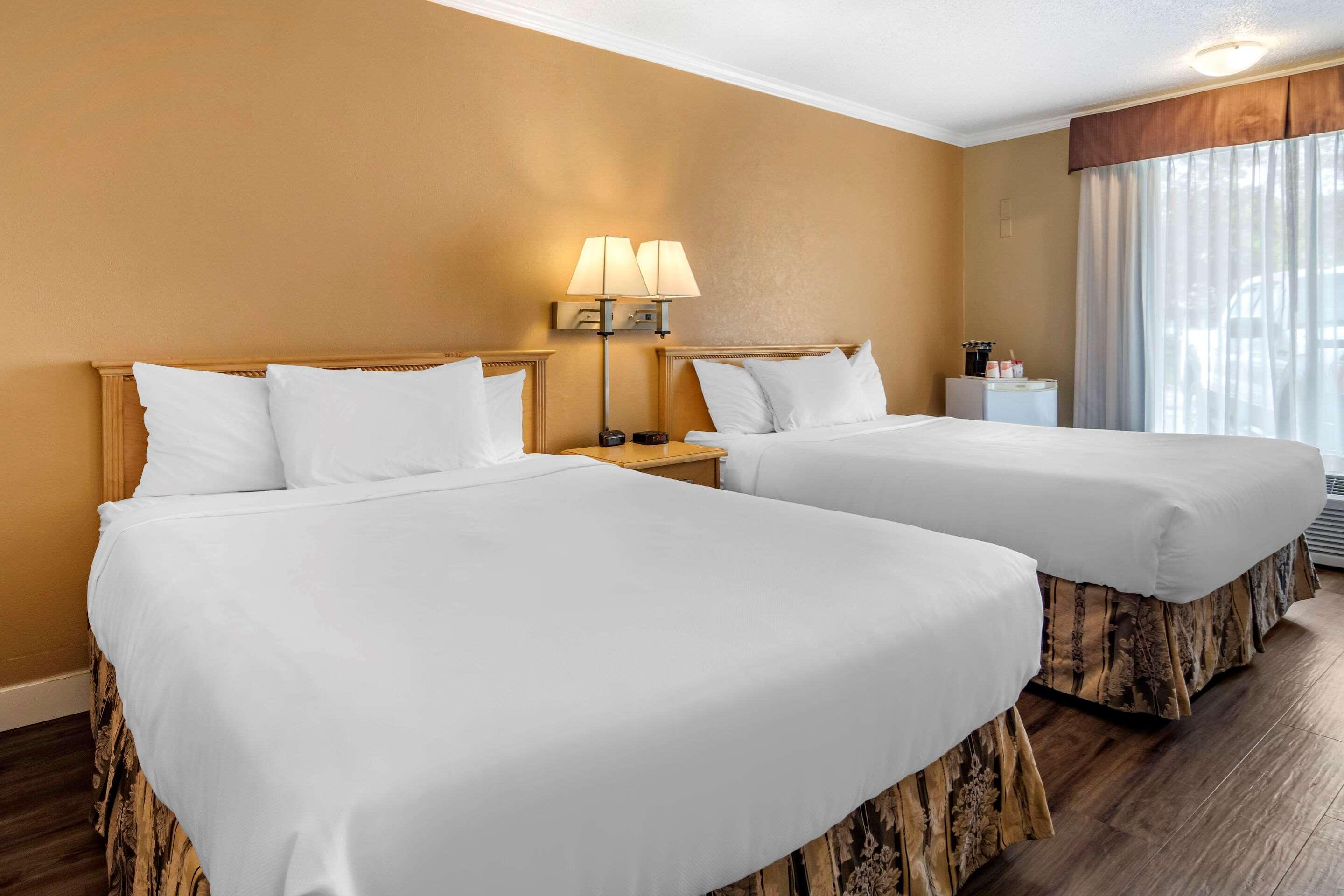 Lodge Econo & Kelowna